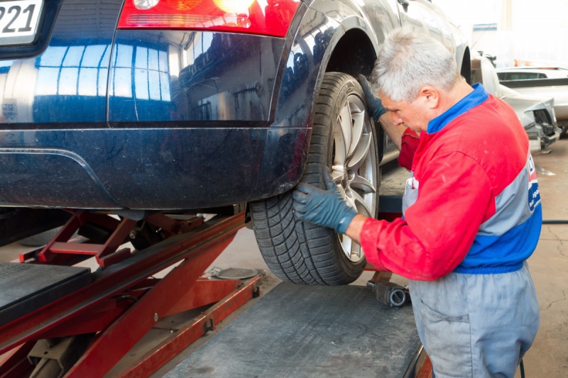 vitrine-RIANS-min_auto_repair_repair_lift_auto_mechanic_work_clothes_master_professional_man_of_the_fold-685629