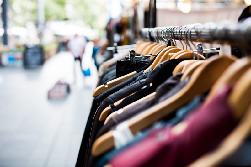 vitrine-RIANS-min_blur_close_up_focus_hanger_jacket_market_people_rack-1176303
