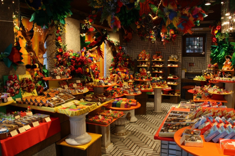 vitrine-RIANS-min_candy_store_chocolate_shop_chocolate_switzerland-393515