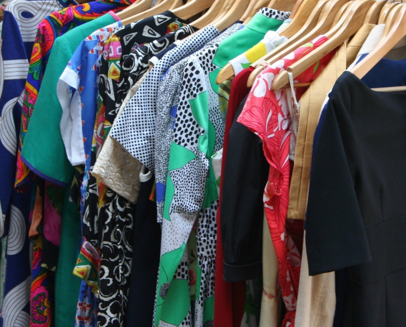 vitrine-RIANS-min_dresses_apparel_clothing_clothes_clothes_hangers_wooden_hangers_retail_shop_closet-1149845