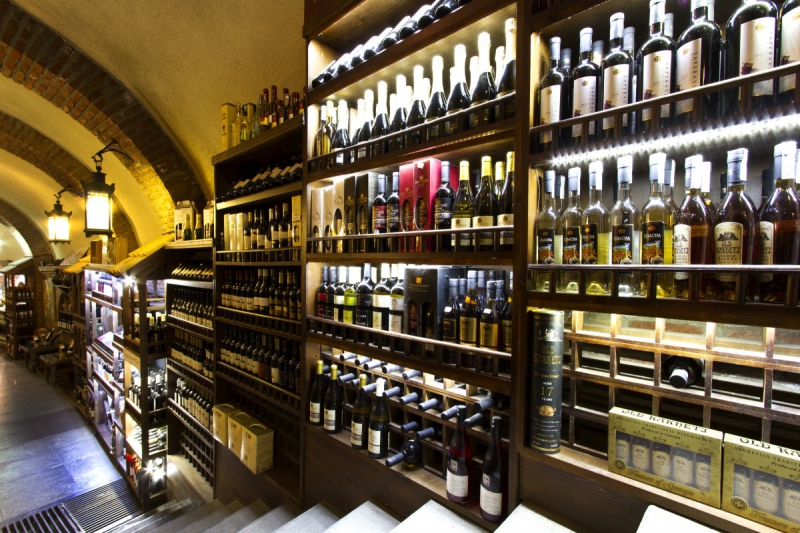 vitrine-RIANS-min_world_street_travel_shop_canon_georgia_wine_bottles-429767